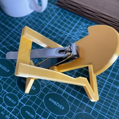 Giá đỡ cắt móng tay một tay cho người lớn tuổi