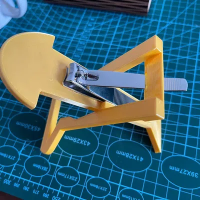 Giá đỡ cắt móng tay một tay cho người lớn tuổi