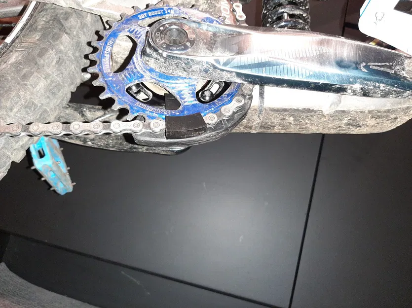 Hướng dẫn xích dưới gắn vào bảo vệ OneUp Bash - Image 1