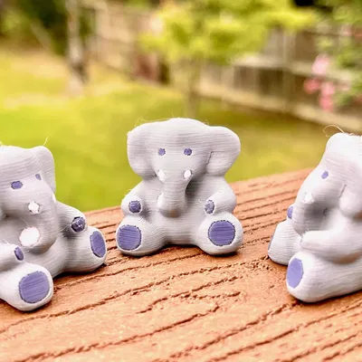 Voi nhỏ dễ thương với bốn màu sắc khác nhau