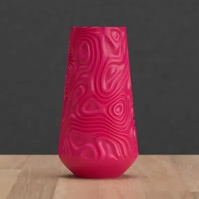 Bình hoa cao với họa tiết xoáy hữu cơ