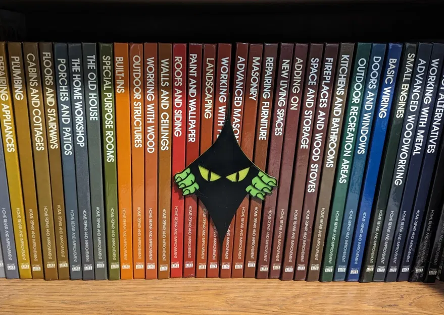 Đôi mắt rình rập đáng sợ cho giá sách của bạn - Image 1