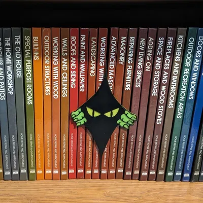 Đôi mắt rình rập đáng sợ cho giá sách của bạn