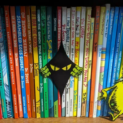 Đôi mắt rình rập đáng sợ cho giá sách của bạn