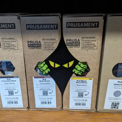 Đôi mắt rình rập đáng sợ cho giá sách của bạn