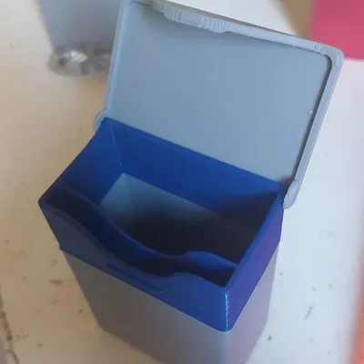 Hộp bài Yu-Gi-Oh có thể chứa 60 thẻ không bọc và 15 thẻ phụ