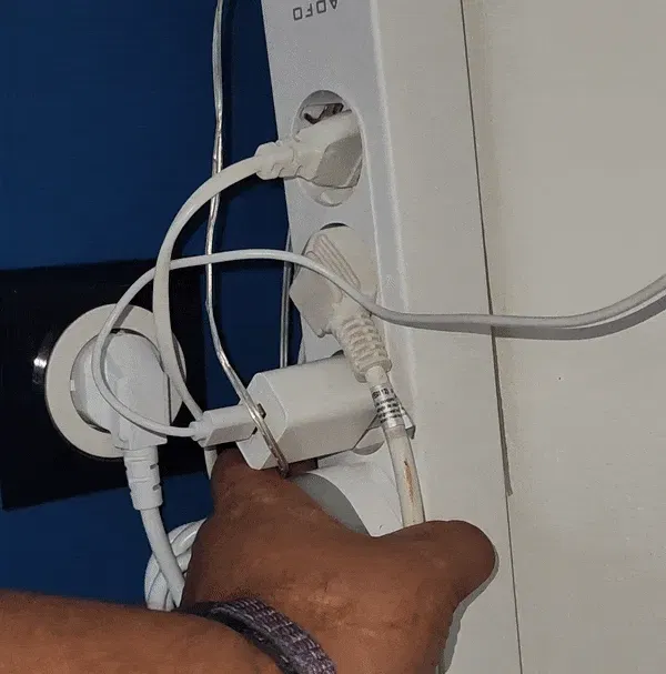 Giá đỡ treo tường không khoan lỗ với tổ chức dây cáp 3 - Image 3