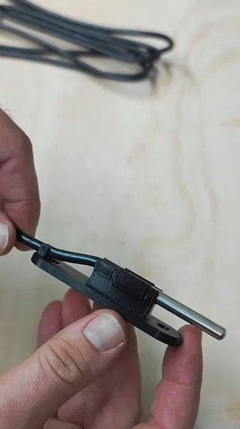 Giá đỡ cảm biến nhiệt độ DS18B20 với lỗ vít và đường d... - Image 1