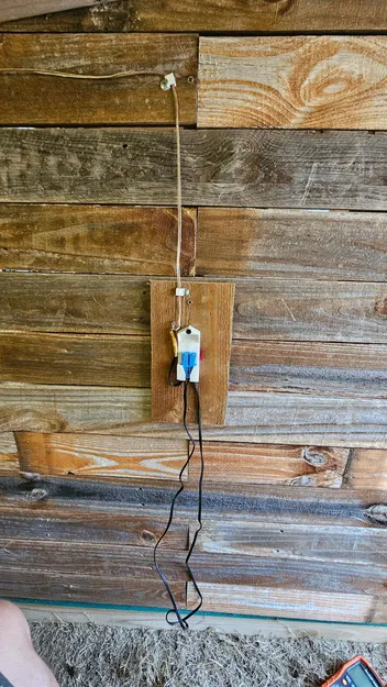 Giá đỡ dây sạc cho xe Ford Bronco đồ chơi - Image 1