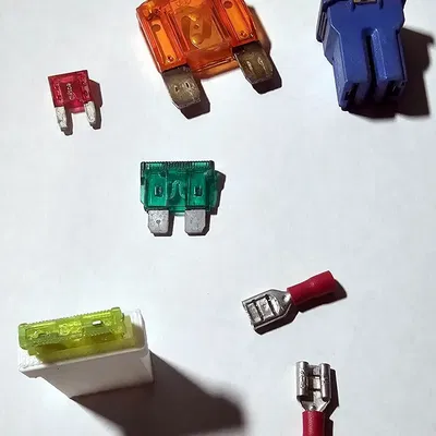 Giá đỡ cầu chì ATO với đầu nối spade cái