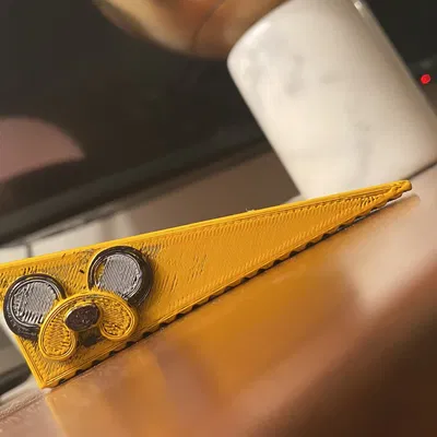 Jake chú chó trong hình dạng giá đỡ cửa độc đáo