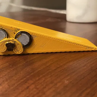 Jake chú chó trong hình dạng giá đỡ cửa độc đáo