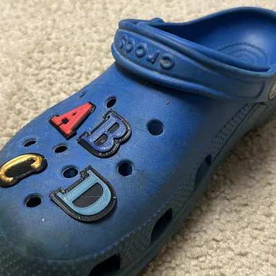 Jibbitz chữ cái cho giày Crocs đa dạng và bền bỉ