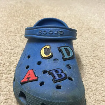 Jibbitz chữ cái cho giày Crocs đa dạng và bền bỉ
