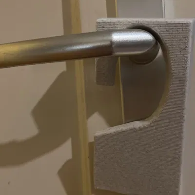 **Giá đỡ cửa treo tay cầm cửa**