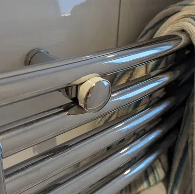 Thay thế bộ phận giá treo khăn tắm nóng