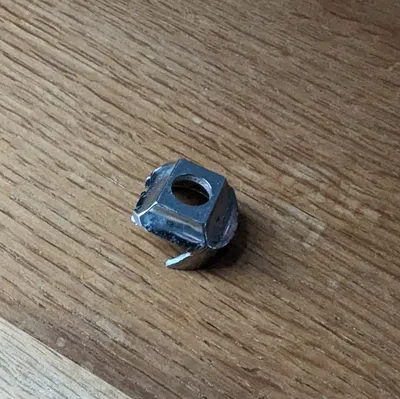 Thay thế bộ phận giá treo khăn tắm nóng