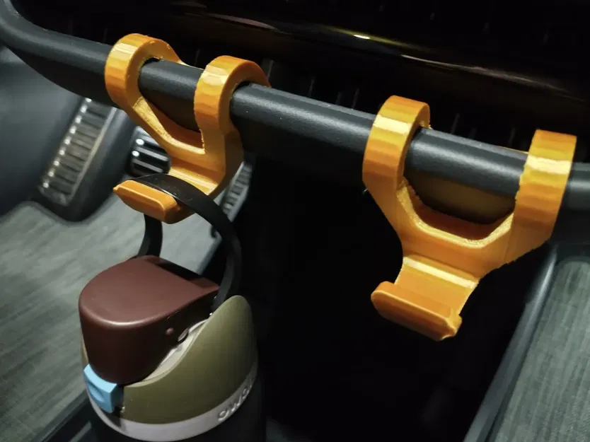 Móc treo chai nước gắn cửa gió Rivian - Image 2