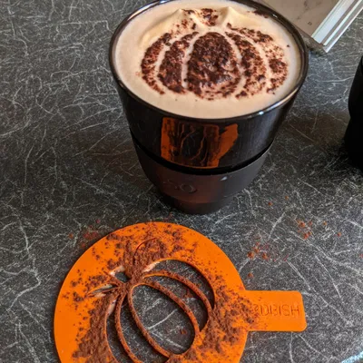 Mẫu stencil nghệ thuật cà phê bí ngô cho Halloween
