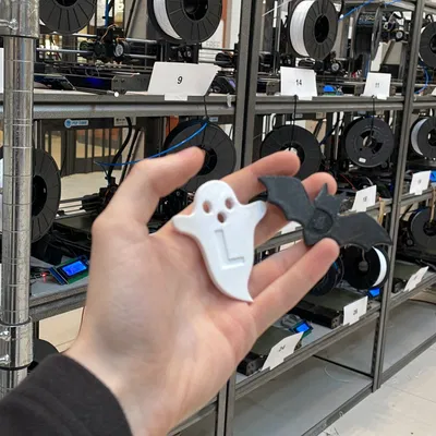 Kỷ vật Halloween với dơi và ma có chữ cái đầu tiên