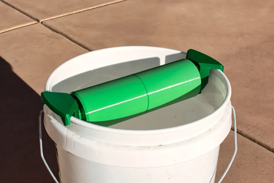 Bẫy chuột bằng gỗ lăn trên xô nước - Image 1