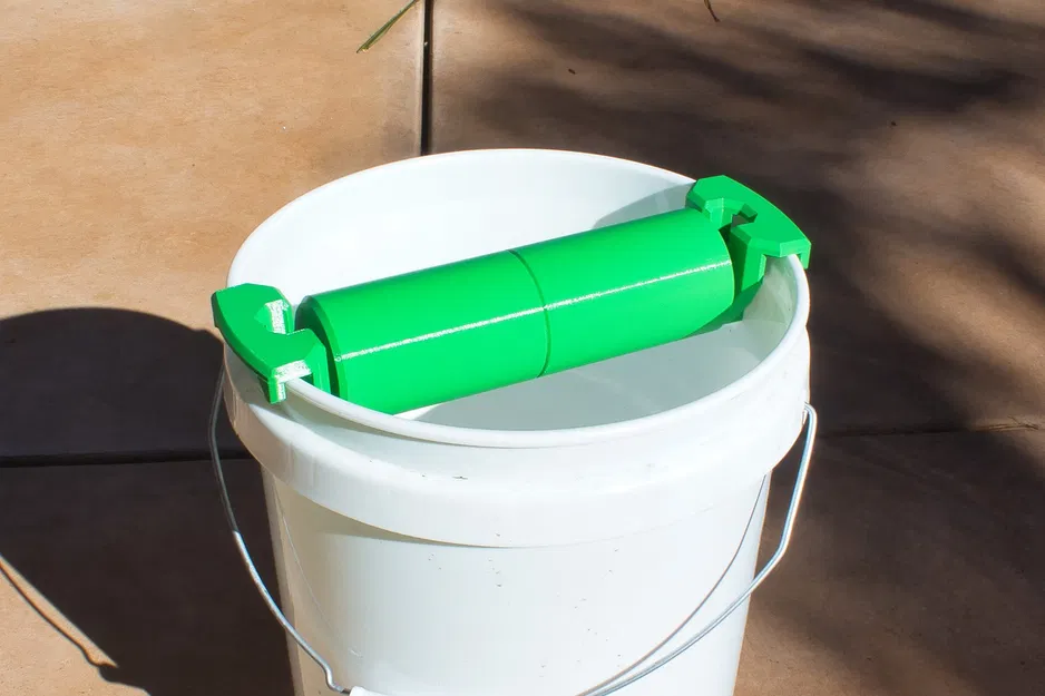 Bẫy chuột bằng gỗ lăn trên xô nước - Image 2