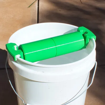 Bẫy chuột bằng gỗ lăn trên xô nước