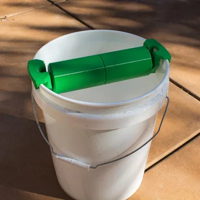 Bẫy chuột bằng gỗ lăn trên xô nước