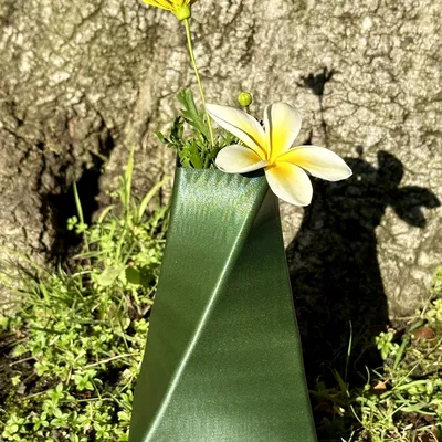 Bình hoa vuông xoắn hiện đại đơn giản