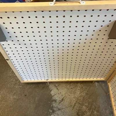 Giá đỡ kệ pegboard cho việc trưng bày đồ vật