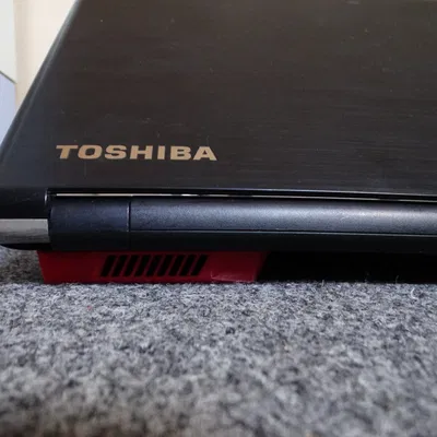 Giá đỡ laptop gắn băng dính foam hai mặt cho thông thoáng tốt hơn