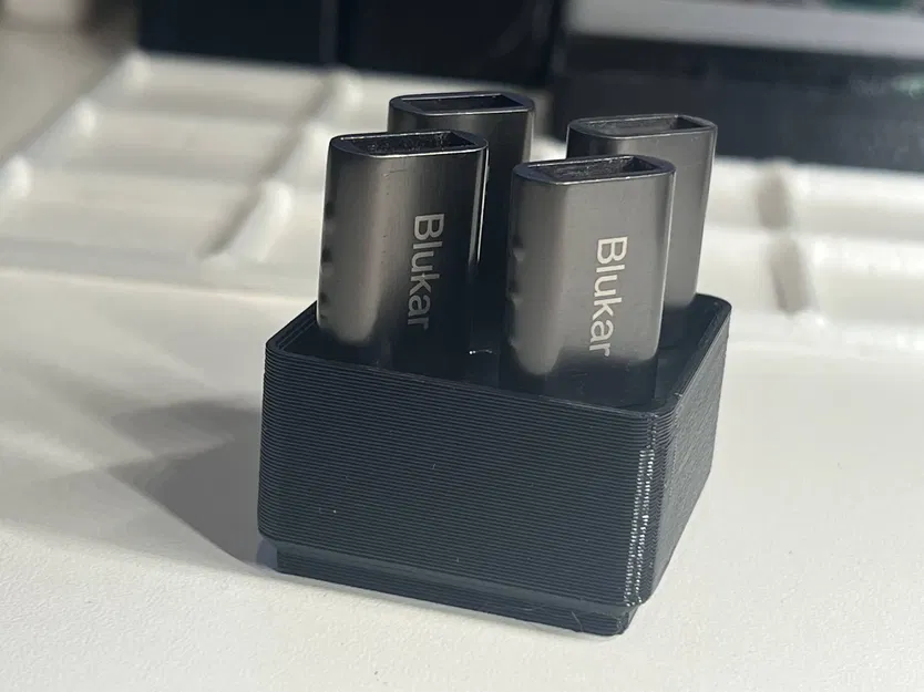 Giá đỡ cho 4 bộ chuyển đổi USB-C trên nền 1x1 - Image 1