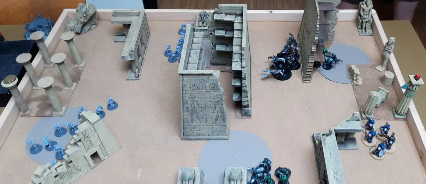 Di tích Ai Cập với cột và nhân vật Pharaoh - Image 1