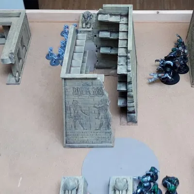 Di tích Ai Cập với cột và nhân vật Pharaoh