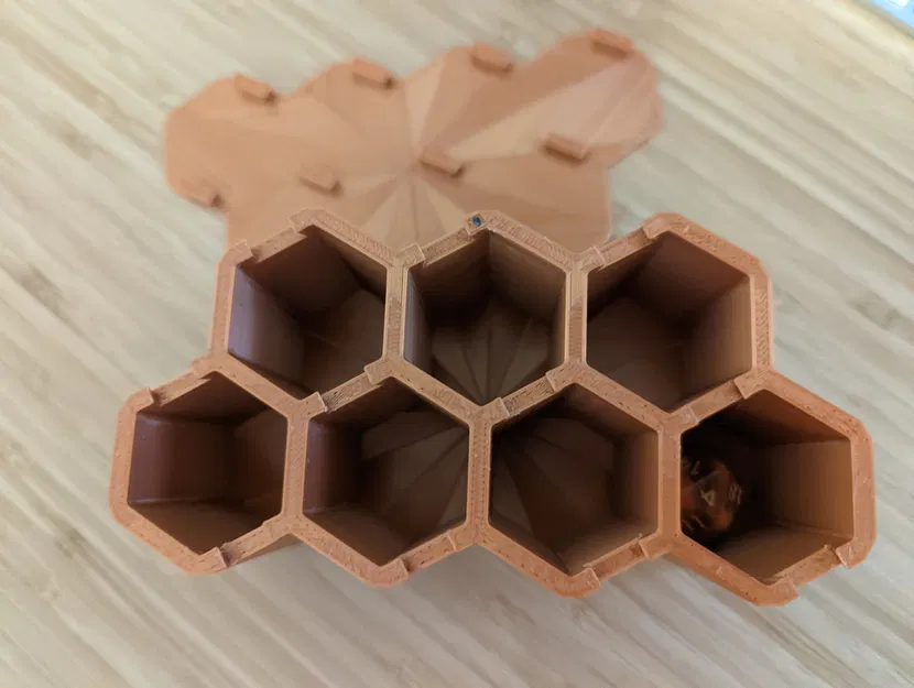 Hộp xúc xắc và giá đỡ mô hình mini cho TTRPG - Image 2