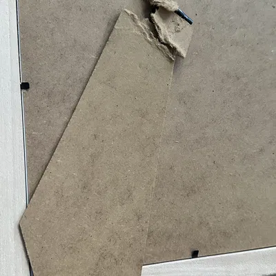 Giá đỡ chân cho khung tranh bị hỏng