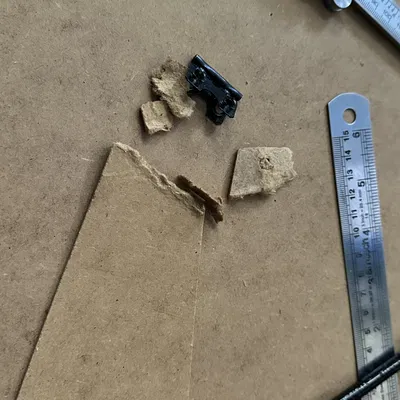 Giá đỡ chân cho khung tranh bị hỏng