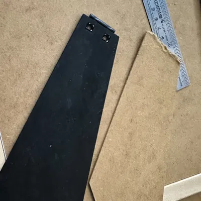 Giá đỡ chân cho khung tranh bị hỏng