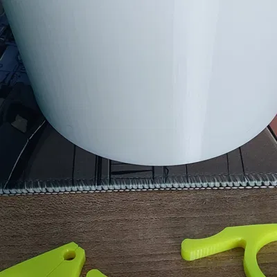 Kẹp quần áo và xô treo với lỗ ở đáy