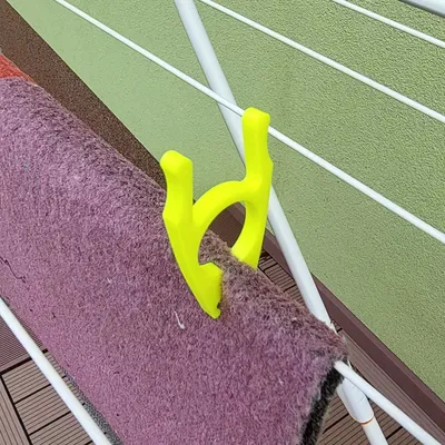 Kẹp quần áo và xô treo với lỗ ở đáy