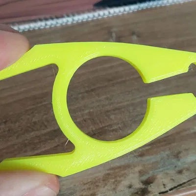 Kẹp quần áo và xô treo với lỗ ở đáy