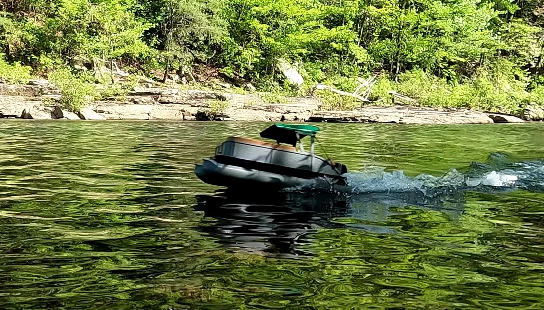 Thuyền RC Pontoon Big Chill Tỷ Lệ 1:8 của Black Crow - Image 4