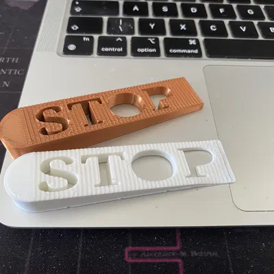 Giá đỡ cửa đơn giản với hai phiên bản khác nhau