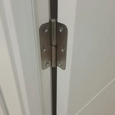 Hỗ trợ giữ cửa mở hoàn toàn bằng bản lề