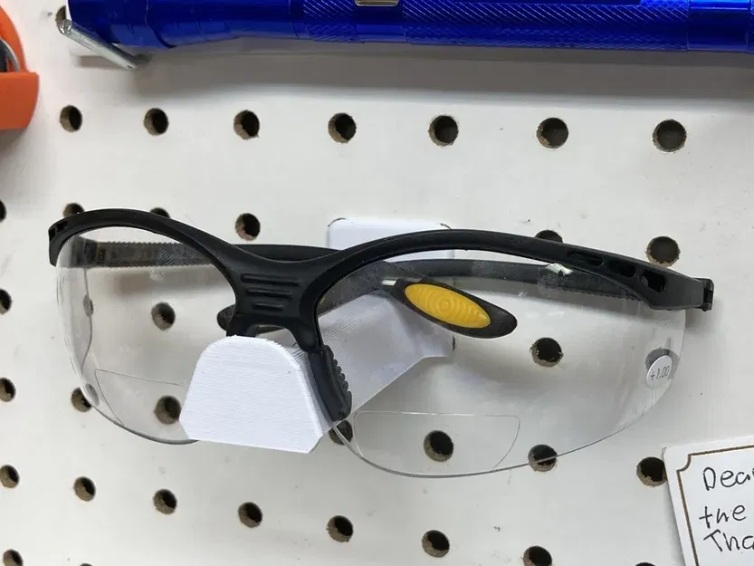 Giá đỡ kính bảo hộ gắn trên bảng ghim tròn - Image 1