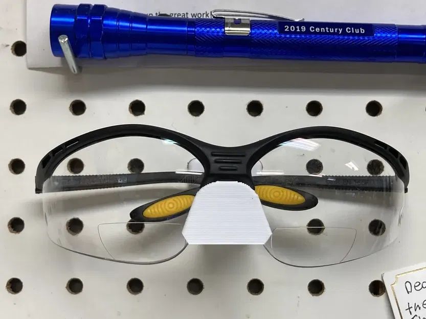 Giá đỡ kính bảo hộ gắn trên bảng ghim tròn - Image 2