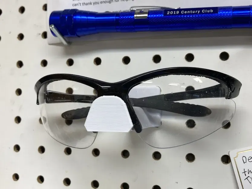 Giá đỡ kính bảo hộ gắn trên bảng ghim tròn - Image 3