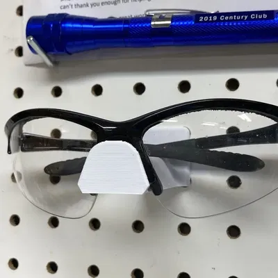 Giá đỡ kính bảo hộ gắn trên bảng ghim tròn