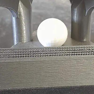 Cúp bóng bàn với đế trang trí đa sắc màu