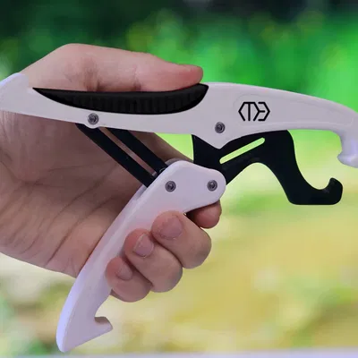 Dụng Cụ Kẹp Môi Cá